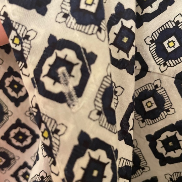 J. Crew medallion navy printed button down shirt size 8 perfect fit 100% cotton - Picture 10 of 11